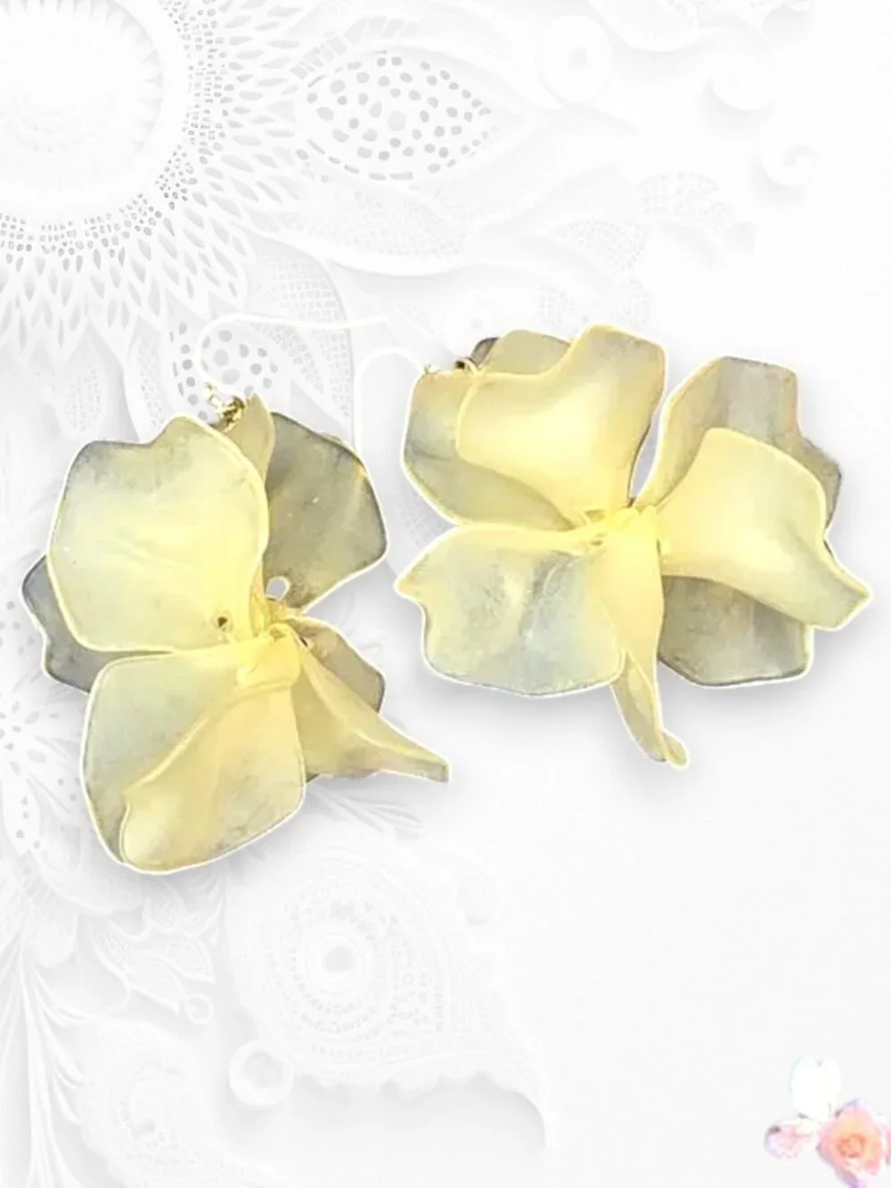 Vintage Light Opaque Cream Floral Dangle Hook Earrings Resin Flower Spring 508